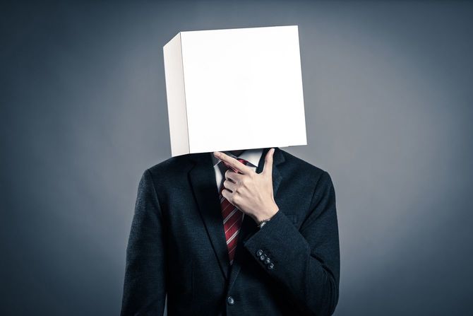 白い箱を被ったビジネスマン