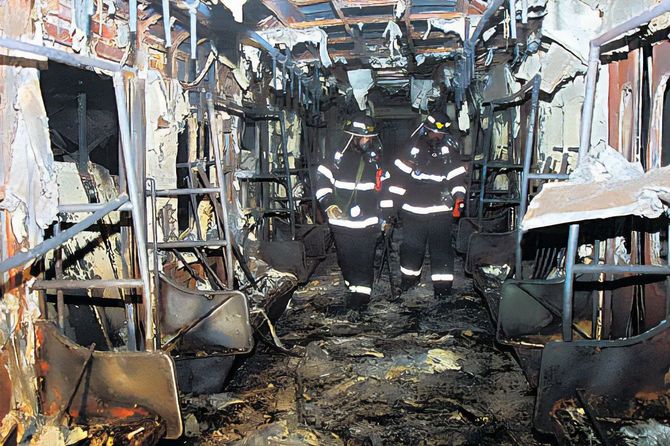 2003年、韓国・大邱地下鉄放火事件で丸焦げになった車両