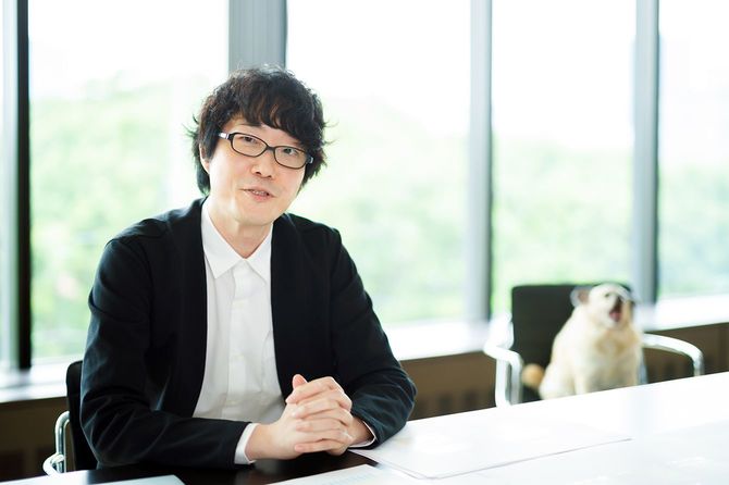 取材は東京・赤坂のnendo東京オフィスで行われた。隣であくびをしているのはパグチワワのきなこちゃん。オフィスの人気者だ。