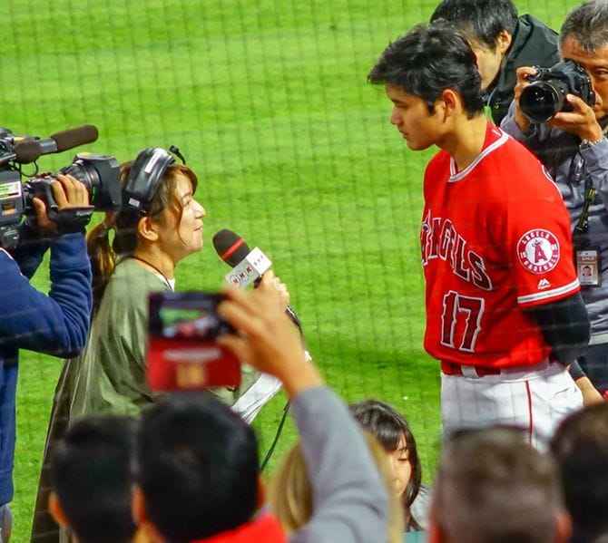 対マリナーズとの試合にて、インタビューに答える大谷選手