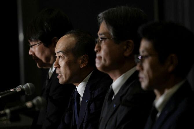 「紅こうじ」サプリを巡る問題で、記者会見する小林製薬の小林章浩社長(奥から2人目)