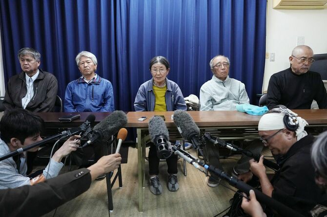 報道陣らの取材に応じる、転覆した船2隻を運航していた「ヘリ基地反対協議会」の東恩納琢磨事務局長(左端)、浦島悦子共同代表(左から3人目)ら関係者(2026年3月16日)