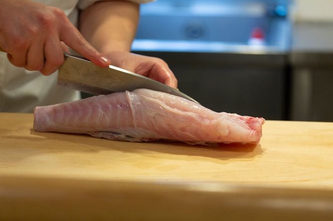 魚をさばく料理人