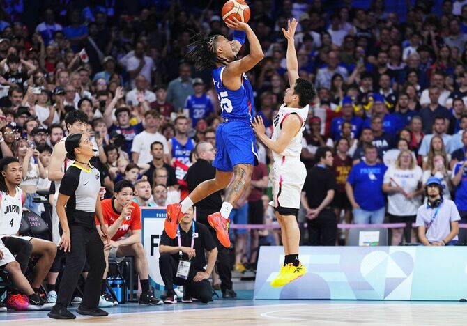 日本対フランス 第4クオーターの終了間際、フランス選手(左)を止めにいきファウルと判定された河村。3点シュートとフリースローを決められ同点に追いつかれた(フランス・リール)