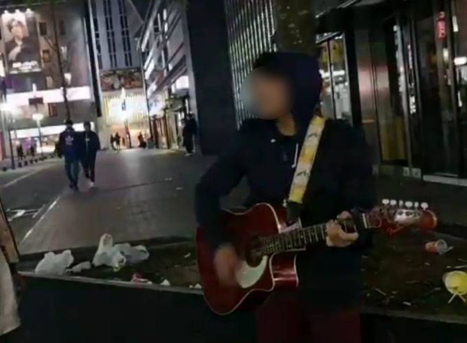 深夜の歌舞伎町で弾き語りをするAさんの様子。4カ月続けた結果、路上に集う若者のほとんどと知り合いになったそうだ。