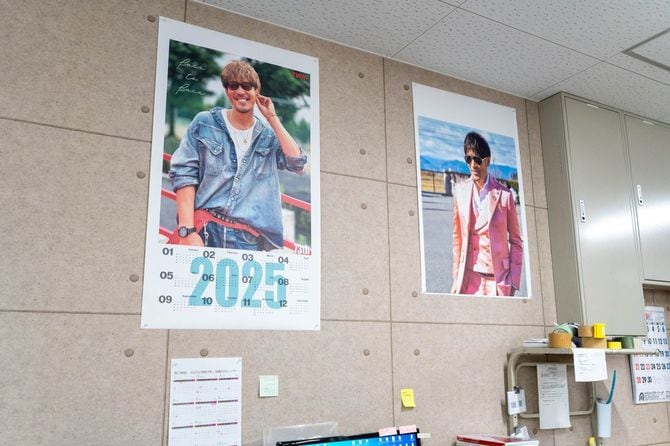 工場内に毎年貼られる坂口さんの写真入りカレンダー