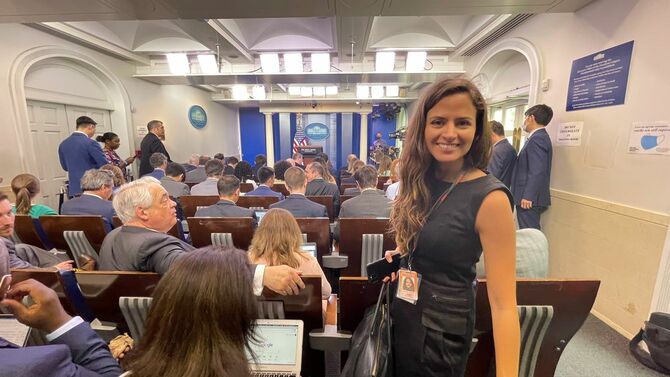 ラクエル・クラヘンビュール（Raquel Krahenbuhl）さん。ホワイトハウスの記者会見室で