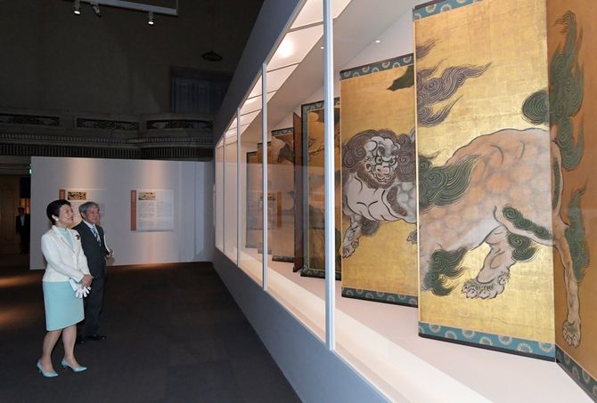 「唐獅子図屏風」を鑑賞される高円宮妃久子さま＝2019年5月21日、東京都台東区の東京国立博物館［代表撮影］