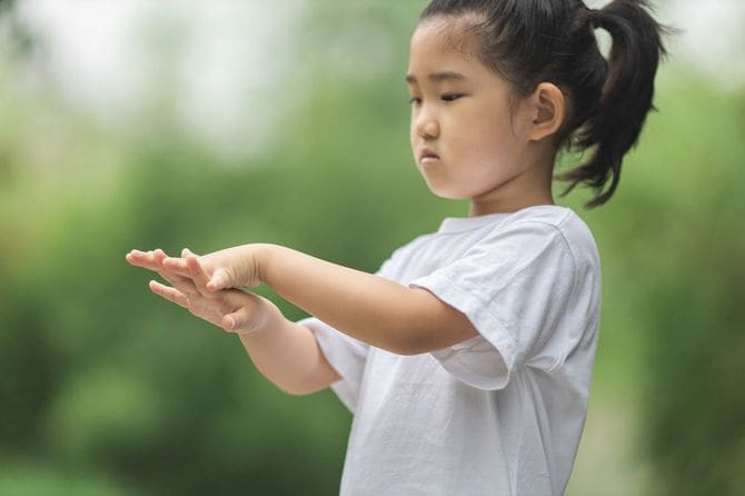 ていねいに手を洗う女の子