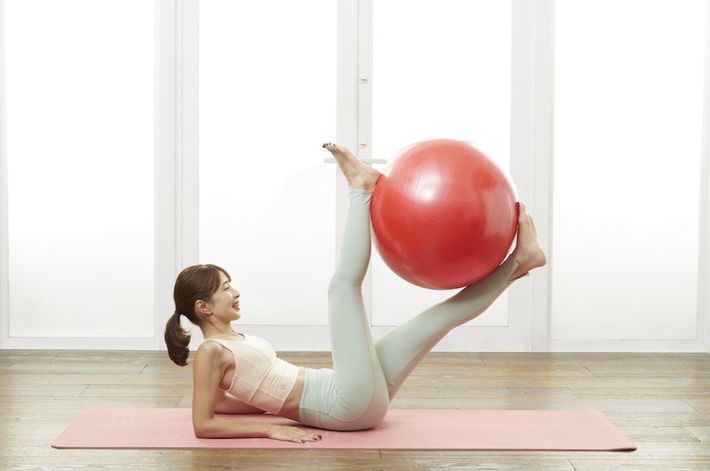 写真⑥　出典＝SAYAKA『バ<a href="https://www.amazon.co.jp/exec/obidos/ASIN/4833440695/presidentjp-22" target="_blank">ランスボール「美やせ」革命</a>』（プレジデント社）