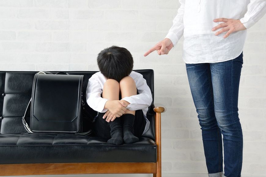大人に叱られる子どものイメージ