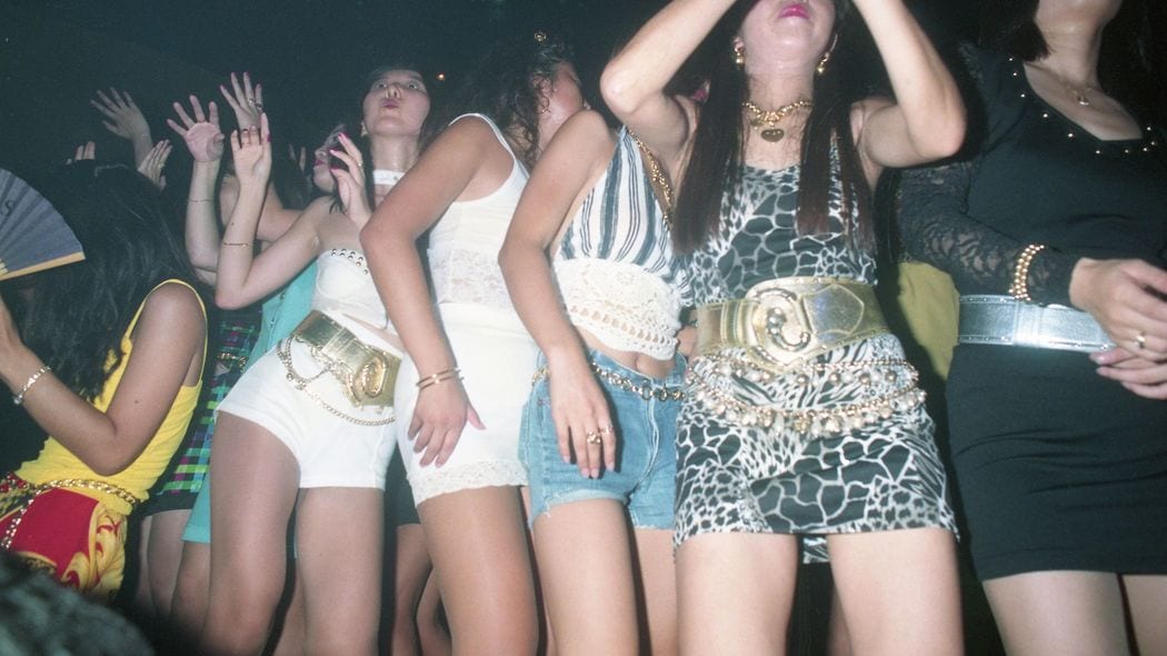 ｢吉原遊女｣と｢バブル期のジュリアナ嬢｣は似ている…身体を売る花魁が江戸の娘たちのアイドルになったワケ 蔦重が手掛けたのは最先端の｢グラビア写真集｣だった