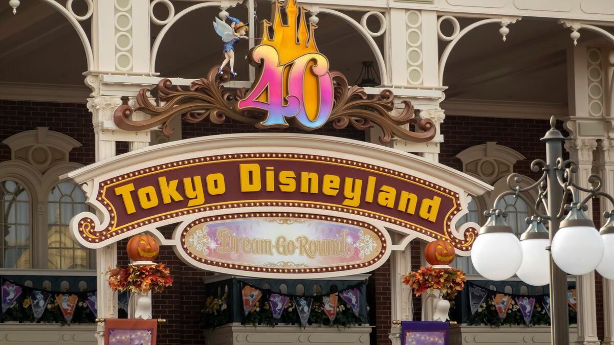 こんなに｢大人が集まるディズニーランド｣は日本だけ…子ども向けだった