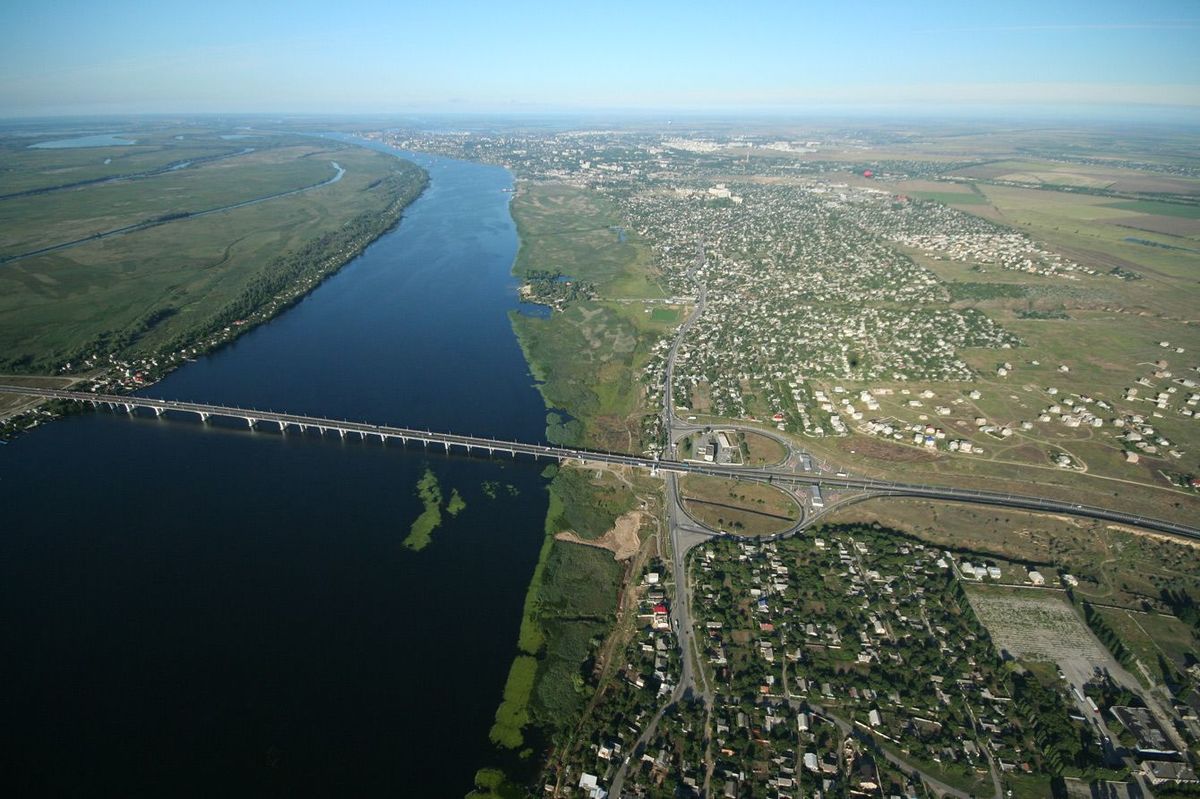 ウクライナのドニプロ川にかかるアントノフスキー橋。