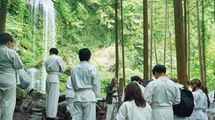 人気沸騰中! 滝行はなぜ最高の修行なのか