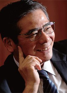 <strong>石村和彦</strong> いしむら・かずひこ●1954年、兵庫県生まれ。79年東京大学大学院工学系研究科修士課程修了、旭硝子入社。97年設備技術研究所硝子担当部長、2000年旭硝子ファインテクノ社長、04年関西工場長、06年執行役員、07年上席執行役員、08年社長兼COO、10年社長兼CEO。