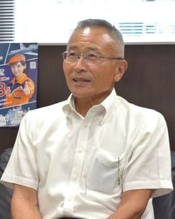 「背浮き」「イカ泳ぎ」動画にも登場した、日本水難救済会常務理事の江口圭三さん。現在59歳で、昨年まで海上保安学校長。長く海上保安大学校の水泳担当教官も務めた 撮影=プレジデントオンライン編集部