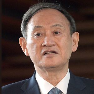 臨時国会召集を前に記者団の質問に答える菅義偉首相＝2020年10月26日、首相官邸（写真＝毎日新聞社／アフロ）