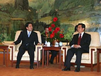 中国の胡錦涛国家主席と会談する安倍晋三氏