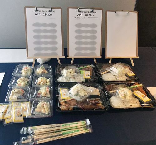 大会初日、選手らに配られたお弁当。揚げ物はいくつかの種類から選べたようだが……