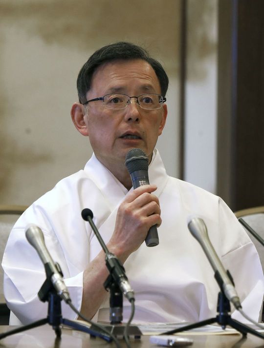 京都祇園祭での酒提供見送りについて、記者会見する八坂神社の野村明義宮司=2024年6月20日午後、京都市