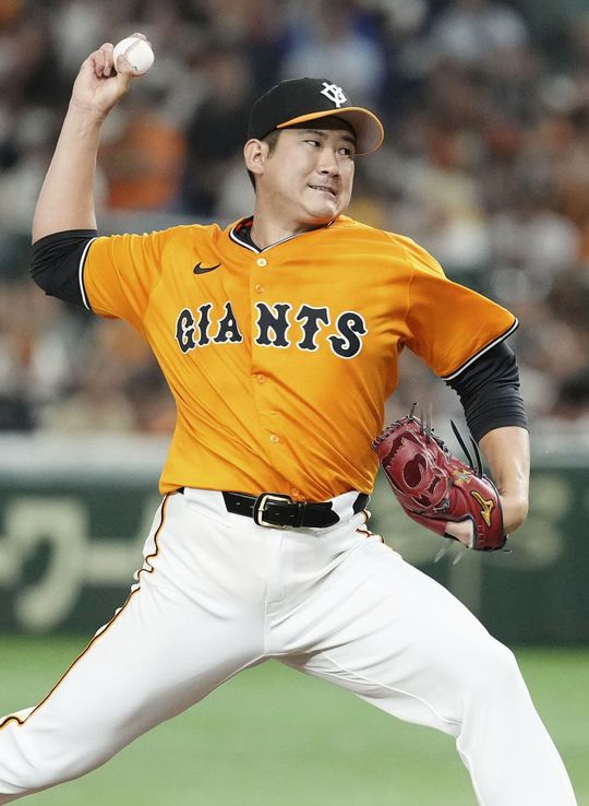 8回途中無失点で12勝目を挙げた巨人・菅野=2024年8月25日、東京ドーム