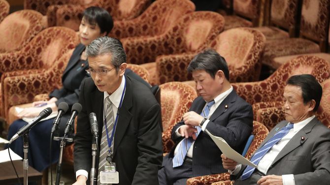 衆院予算委員会で答弁する財務省の矢野康治主税局長（左手前）