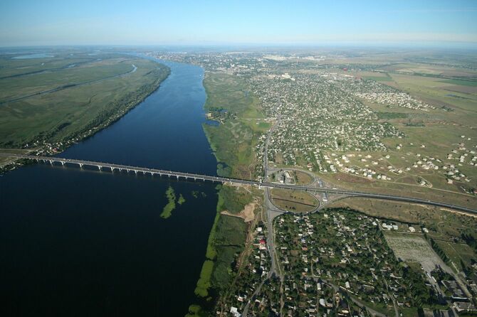 ウクライナのドニプロ川にかかるアントノフスキー橋。