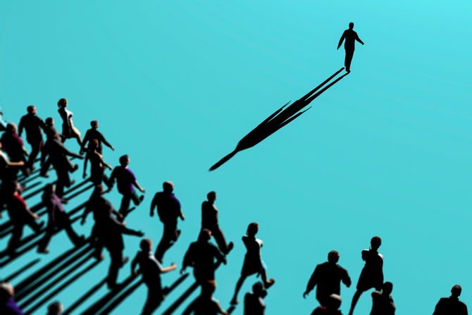 群衆の先を歩く一人の男