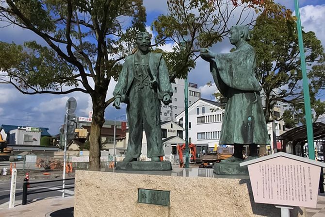 JR長浜駅東口。観音寺での豊臣秀吉と石田三成の出逢いの「三献の茶」の逸話に基づいた像。