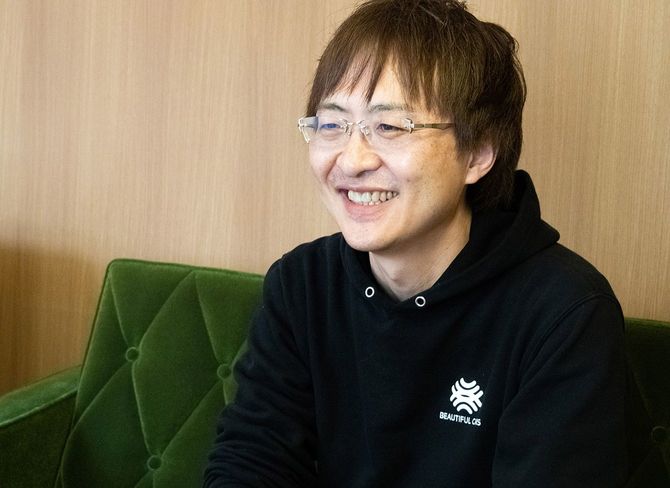 インタビューに応じる村上社長