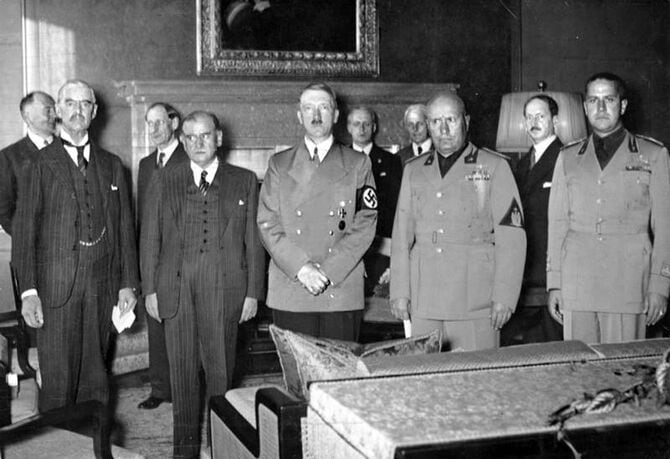 1938年9月29日のミュンヘン会談の様子。中央の人物がヒトラー