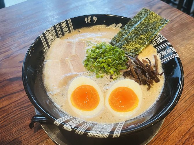 「博多一双」の「味玉チャーシューメン」。クリーミーで濃厚な豚骨スープから生まれた独特の泡は「豚骨カプチーノ」と評判を呼び、店の外には連日長蛇の列ができる