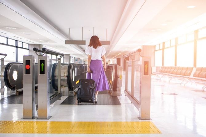 空港内を歩く若い女性