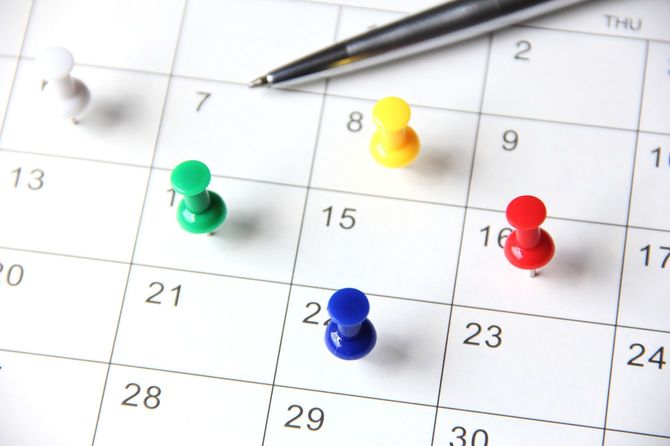 カレンダーにピンが複数刺さっている