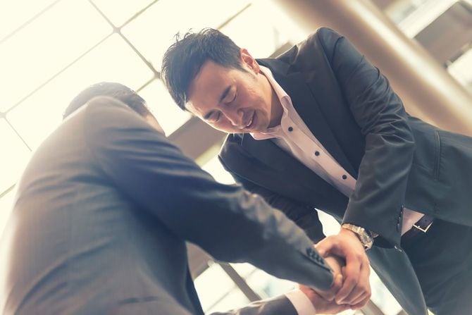 握手をするビジネスマン