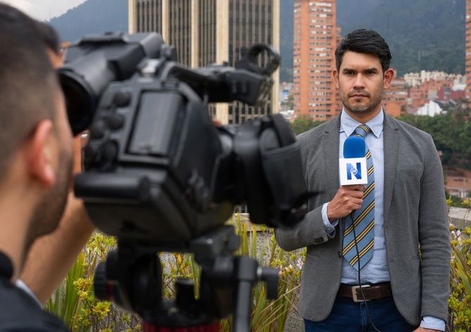 ニュース速報を報告するカメラの前のリポーター