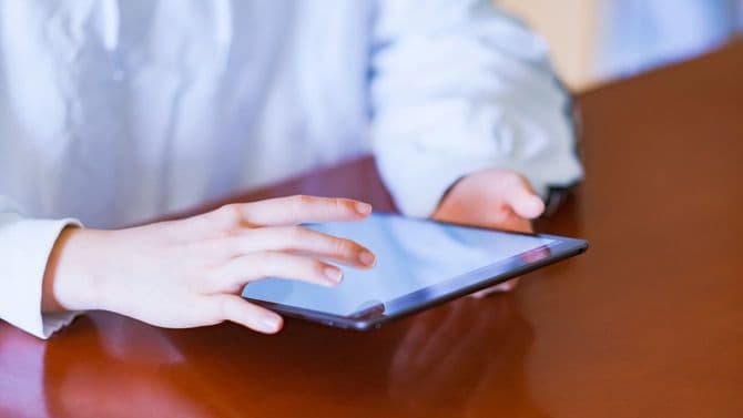 タブレットでゲームを楽しむ女の子の手元