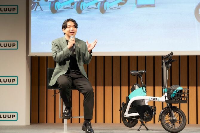 LUUPの新CM発表会に登壇する岡井社長