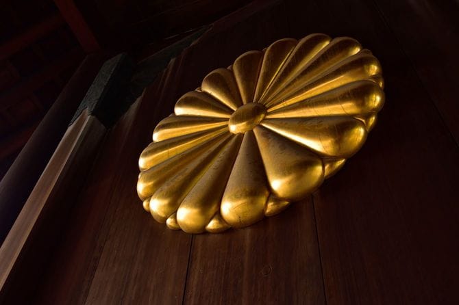 靖国神社の菊花紋章