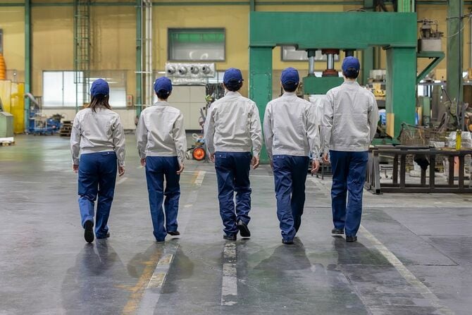 工場で働くアジア系の人々のグループ