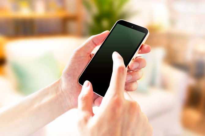 スマートフォンを持つ手元