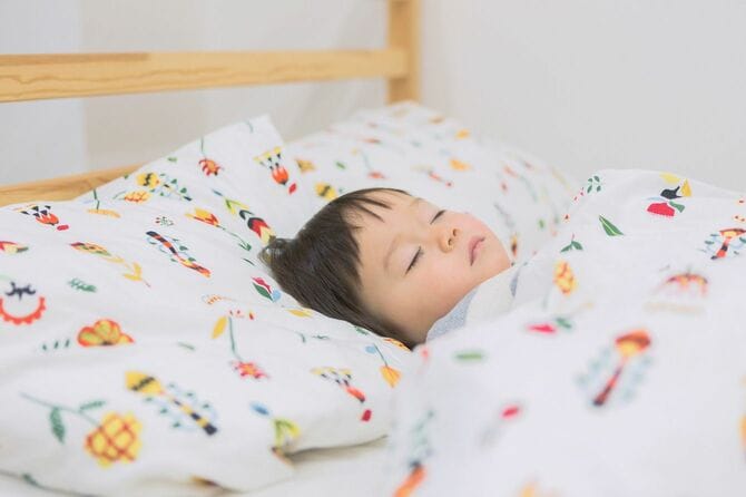 ベッドで眠る子供