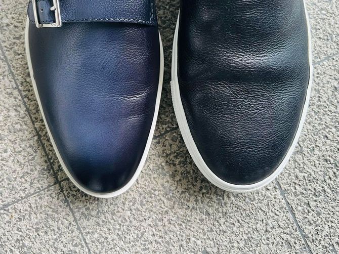 左は革靴の木型（第2世代）、右はスニーカーの木型（第1世代）