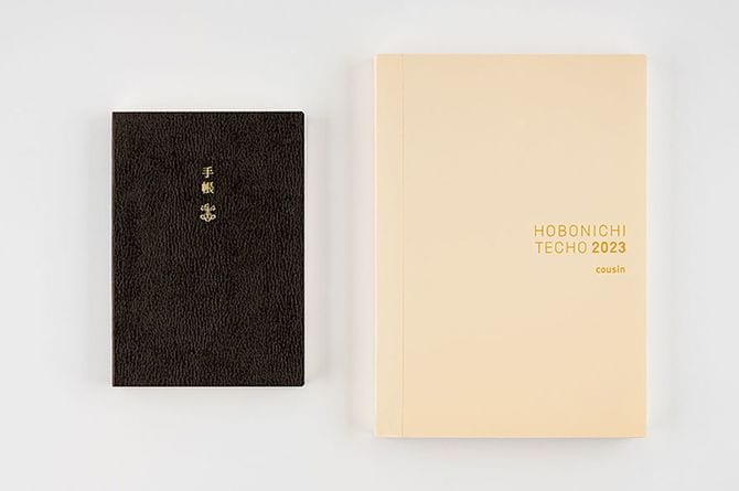 「Planner」(A6)と「カズン」(A5)の英語版。写真は2023年版。