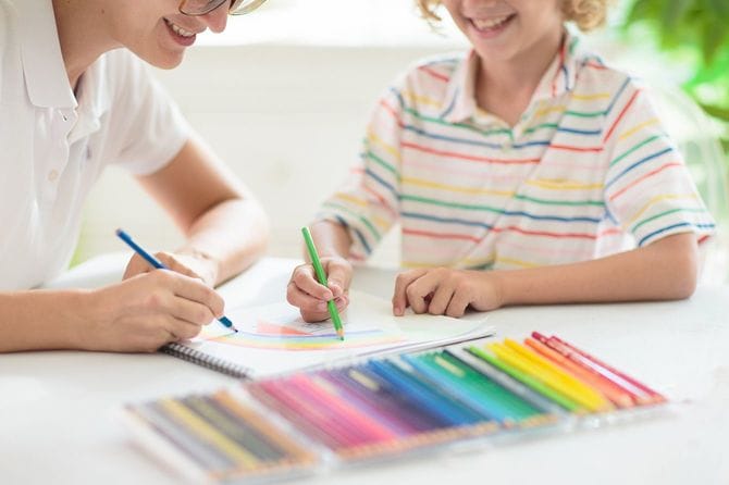 絵を描いている子どもと大人のイメージ