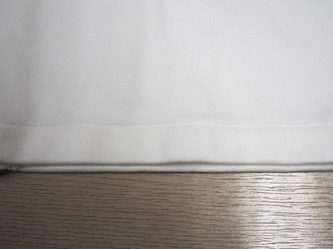EIJIのTシャツの裾。今では珍しく裾の縫製が1本線（シングルステッチ）である。ここにも旧式ミシンを操る三恵メリヤスの職人の技術が生かされている