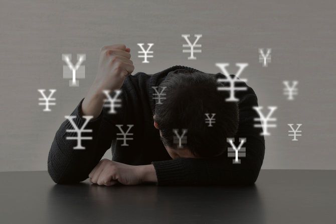 お金の問題に苦しむ男