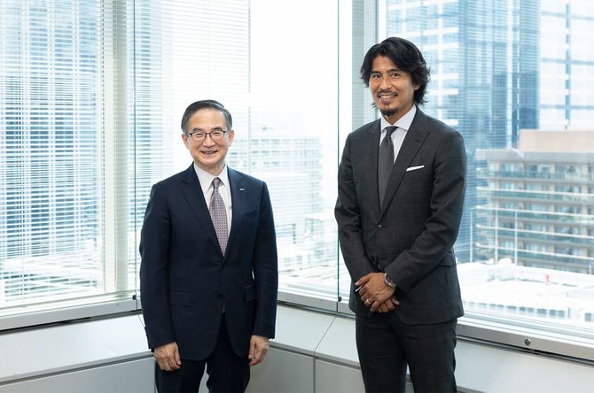 イーオン社長の三宅義和氏(左)と元サッカー日本代表の中澤佑二氏(右)