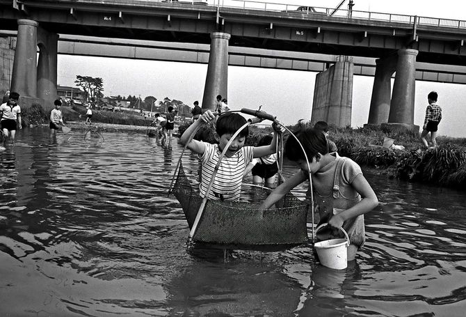 河に入って遊ぶ子どもたち